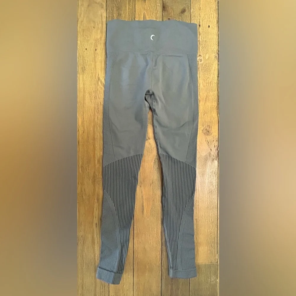 BUNDLE OF 3 ZYIA White Sports Bra Gray compression and leopard print leggings - Picture 11 of 15